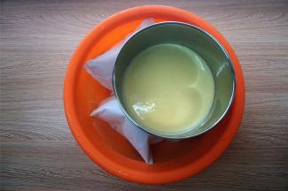 过筛后，隔冰水冷却放凉。