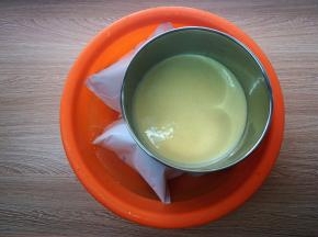 过筛后，隔冰水冷却放凉。