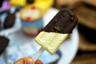 将冰淇淋脱模，插入巧克力酱中，取出冷却，慢慢凝固。