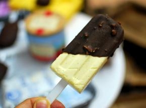 将冰淇淋脱模，插入巧克力酱中，取出冷却，慢慢凝固。