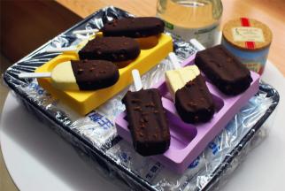 做好的脆皮梦龙装入冰淇淋包装袋中，密封，放入冰箱冷冻保存，建议2周内吃完。