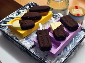 做好的脆皮梦龙装入冰淇淋包装袋中，密封，放入冰箱冷冻保存，建议2周内吃完。