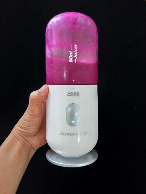 火龙果切成块，放入榨汁机榨汁后取150克。（也可以过滤一遍，我是直接用了）