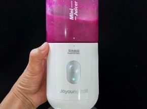 火龙果切成块，放入榨汁机榨汁后取150克。（也可以过滤一遍，我是直接用了）