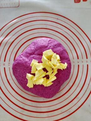 把除了黄油和豆沙馅外的所有食材混合均匀揉成面团，揉到初步扩展后加入软化的黄油。