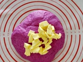 把除了黄油和豆沙馅外的所有食材混合均匀揉成面团，揉到初步扩展后加入软化的黄油。