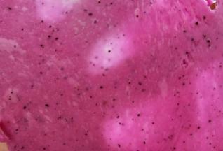 然后再用力揉，一直揉到有手套膜。（因为没有面包机或是厨师机，所以我只揉到图片上的程度）