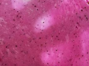 然后再用力揉，一直揉到有手套膜。（因为没有面包机或是厨师机，所以我只揉到图片上的程度）