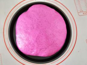 蒸锅里的水烧到手温的时候关火，把面团放入蒸锅隔水发酵一个小时左右。