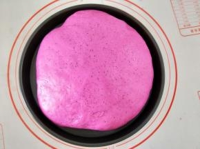 蒸锅里的水烧到手温的时候关火，把面团放入蒸锅隔水发酵一个小时左右。