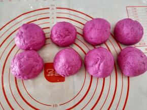 发酵好后把面团充分排气，然后分成八份，揉圆。