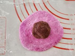 取个剂子擀成圆形，然后放适量豆沙馅。