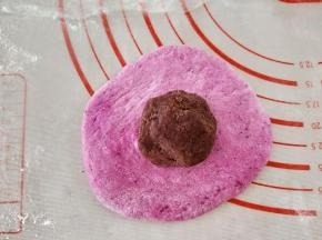 取个剂子擀成圆形，然后放适量豆沙馅。