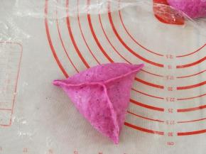 慢慢的捏成三角形，一定要捏紧。