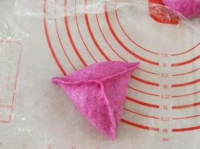 慢慢的捏成三角形，一定要捏紧。