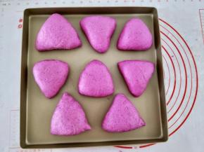 然后收口朝下，摆在烤盘里，再放到烤箱，选择发酵功能发酵半个小时左右。