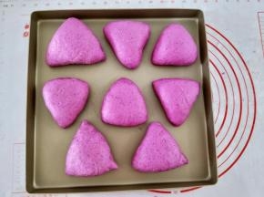 然后收口朝下，摆在烤盘里，再放到烤箱，选择发酵功能发酵半个小时左右。