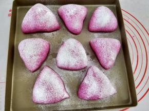 拿出来筛上一层面粉。（薄薄一层就好，我这个有点多了）