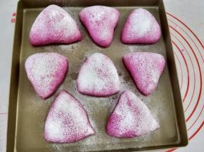 拿出来筛上一层面粉。（薄薄一层就好，我这个有点多了）