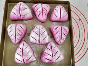 再用刀割出纹路，同时烤箱170度预热。