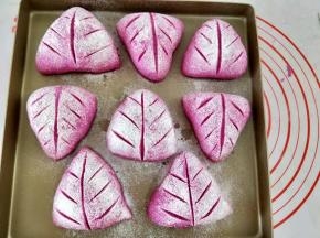 再用刀割出纹路，同时烤箱170度预热。