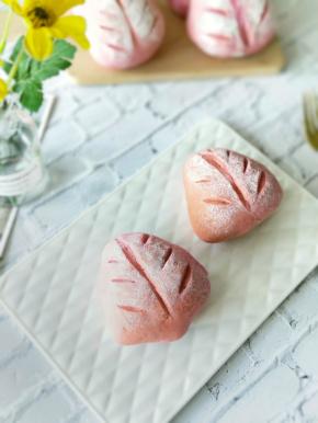 最后放入烤箱上管160度，下管150度，烤35分钟左右。（烤到八分钟的时候就盖上锡纸，以免上色）