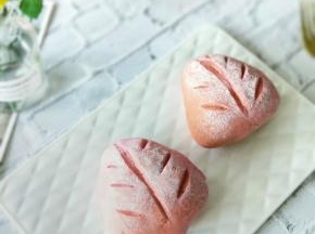 最后放入烤箱上管160度，下管150度，烤35分钟左右。（烤到八分钟的时候就盖上锡纸，以免上色）