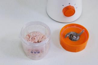 把猪瘦肉洗净切小块，放入料理杯中搅打均匀。
