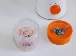 把猪瘦肉洗净切小块，放入料理杯中搅打均匀。