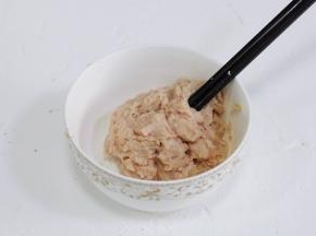 用筷子以顺时针方向搅拌至肉沫成团，起胶。