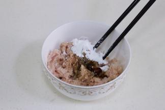 加入玉米淀粉、盐、细砂糖、蚝油、料酒和黑胡椒粉。