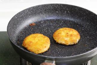 平底锅内倒入油，将肉饼放入锅内，以小火慢煎，煎至一面金黄色即可翻面。