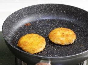 平底锅内倒入油，将肉饼放入锅内，以小火慢煎，煎至一面金黄色即可翻面。