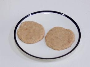 将肉团分成两份，分别压成肉饼，不用太厚。