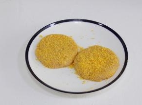 给压好的肉饼裹上面包糠。