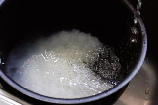 往锅内加入清水。