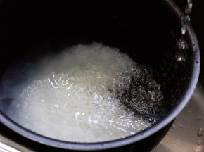 往锅内加入清水。