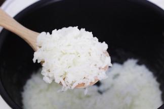 煮好焖一会再打开，闻到了淡淡的米香味。