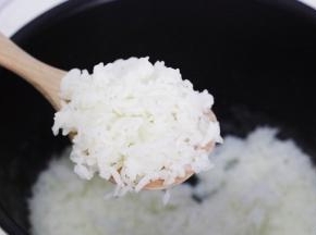 煮好焖一会再打开，闻到了淡淡的米香味。