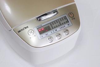 接着启动电饭煲煮饭键。