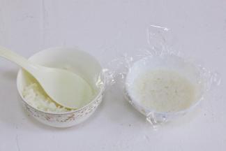 在米饭中加入少许盐拌匀，然后在小碗中铺垫上一张保鲜膜，取适量米饭放入碗内压实。