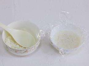 在米饭中加入少许盐拌匀，然后在小碗中铺垫上一张保鲜膜，取适量米饭放入碗内压实。