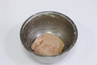 再用手抓起肉团，向盆内摔至少30下左右。