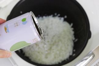 加入一罐清水。