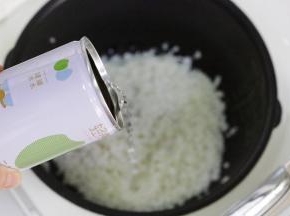 加入一罐清水。