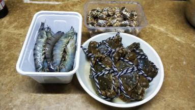 九节虾剪掉须、足；花螺、大闸蟹洗擦干净