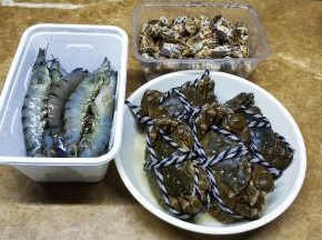 九节虾剪掉须、足；花螺、大闸蟹洗擦干净