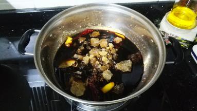 除去花雕酒，材料全部放入锅里，大火煮开后转中小火煮10分钟把香料的料味全煮出来
