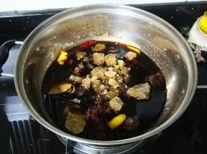 除去花雕酒，材料全部放入锅里，大火煮开后转中小火煮10分钟把香料的料味全煮出来