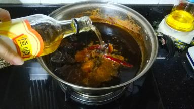 倒入花雕酒煮开后关火，冷却备用